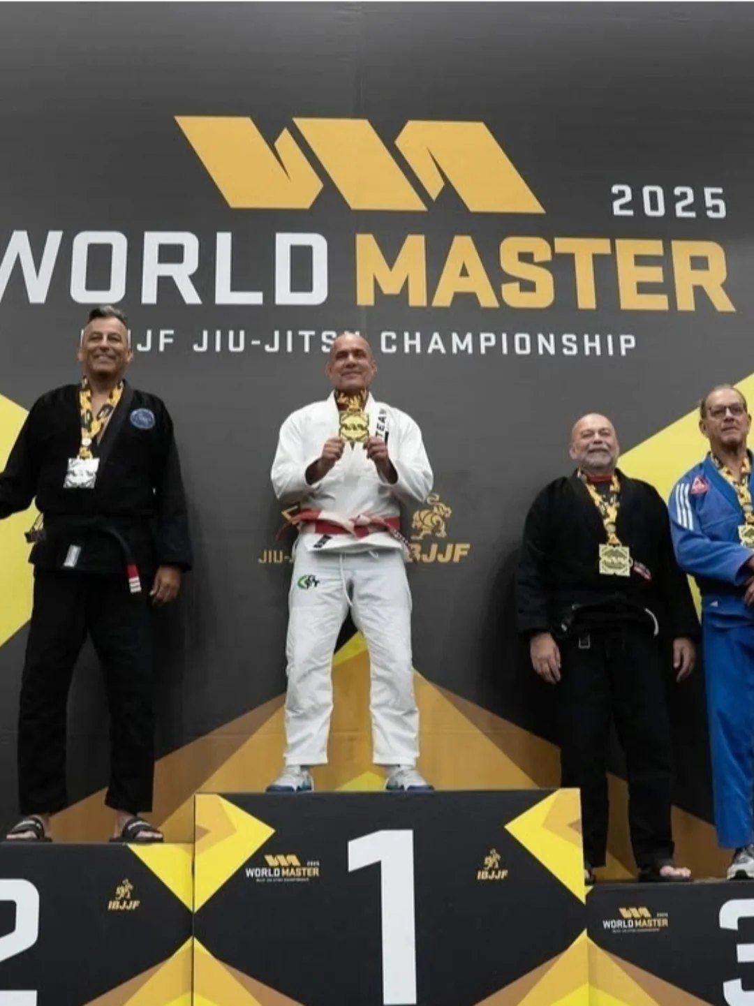 Julio César no alto do pódio do World Master IBJJF 2025