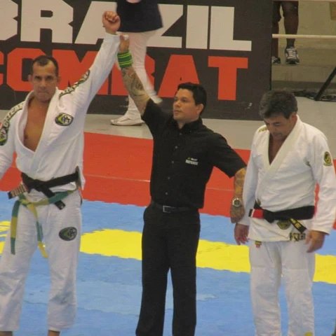 Julio César com o braço erguido pelo árbitro no Brazil Combat